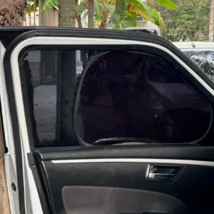 Parasol para ventana de carro instalado protegiendo del sol y los rayos UV mientras permite mantener la ventana parcialmente abierta.